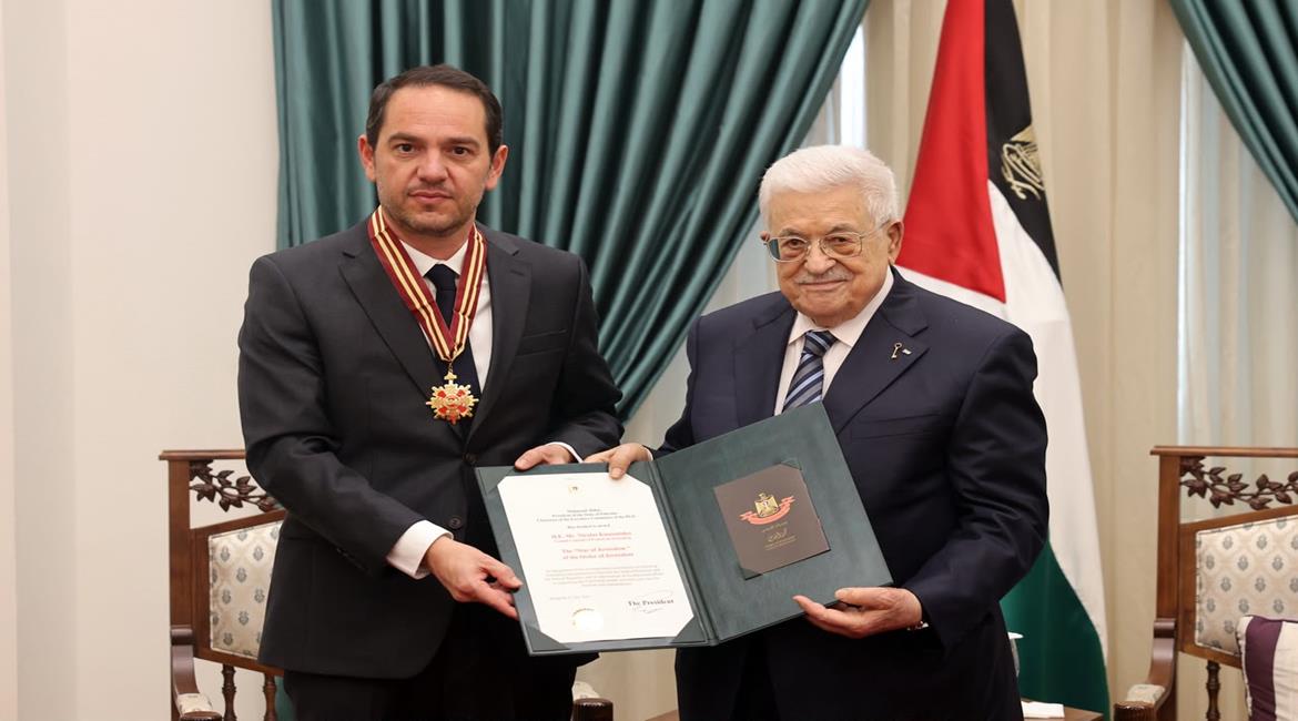 الرئيس محمود عباس، يمنح  القنصل العام الفرنسي في القدس نيكولا كاسيانيدس، نجمة القدس من وسام القدس